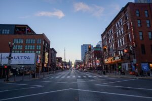 Crowd enjoying a vibrant live music concert in Nashville, Tennessee, highlighting one of the cheapest places to travel in April USA